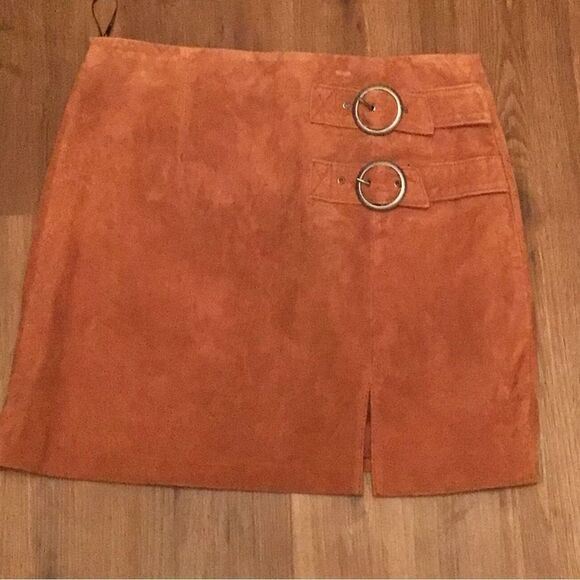 BLANK NYC Double Buckle El Dorado Suede Mini Skirt - Picture 3 of 6